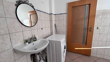 Haartrockner, Handtücher, Seife, Shampoo