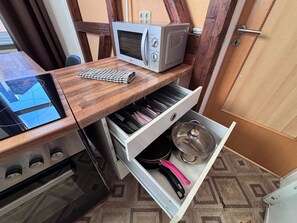 Fridge, microwave, oven, stovetop - Beautiful apartment with a large garden (Zeitz)