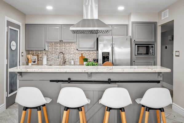 Réfrigérateur, four à micro-ondes, un four, surface de cuisson