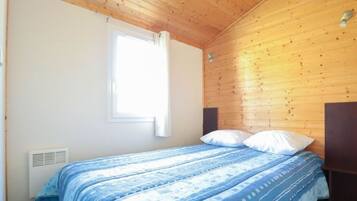 2 bedrooms, iron/ironing board