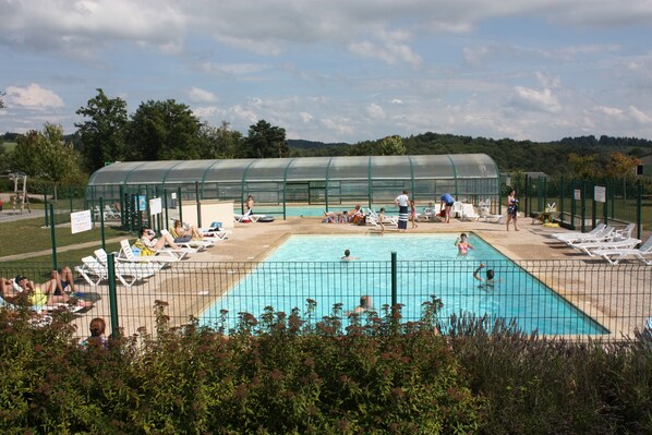 Alberca techada y alberca al aire libre