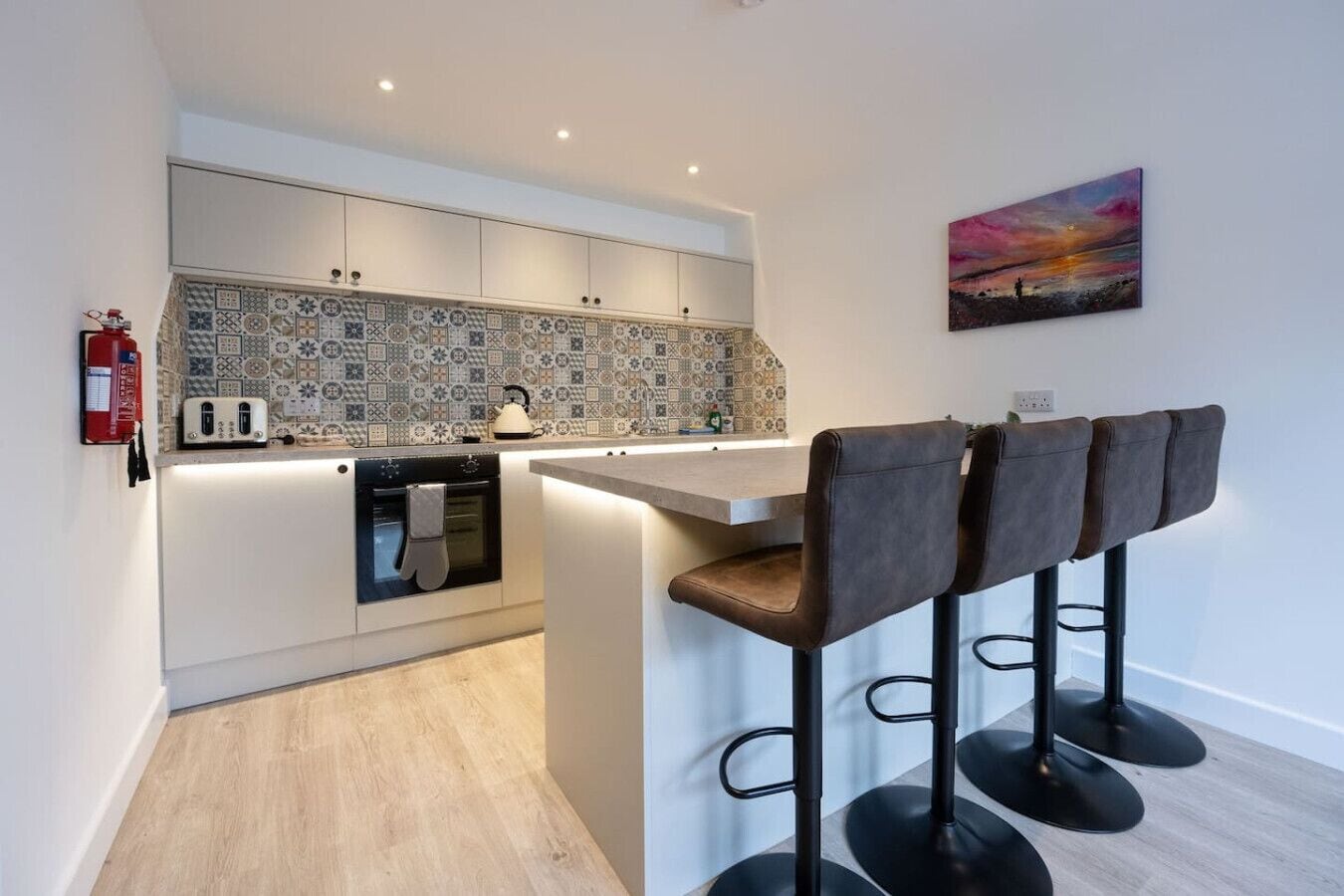 Een microgolfoven, een oven, een broodrooster