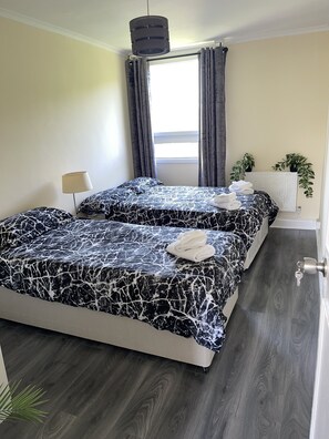 2 bedrooms, iron/ironing board, free WiFi, bed sheets - Central London Zone 1 Battersea Zone 2. walking distance into Zone 1. (London)
