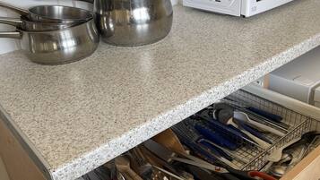 Køleskab, mikrobølgeovn, ovn, kogeplade