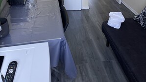Un espacio habitable compacto con kitchenette, comedor y zona de estar.