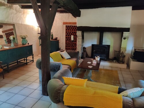 Family house, sleeps 6/8, pets welcome