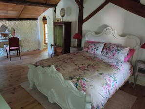 3 chambres, fer et planche à repasser, literie fournie