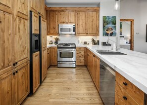 冰箱、微波炉、烤箱、炉灶