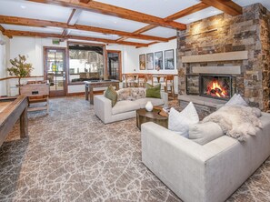 智能电视、壁炉