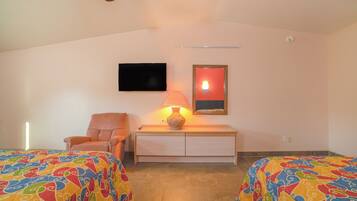 Habitación, 2 camas Queen size, cocineta | Tabla de planchar con plancha, wifi gratis y ropa de cama