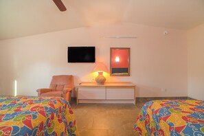 Chambre, 2 grands lits, coin cuisine | Fer et planche à repasser, Wi-Fi gratuit, draps fournis