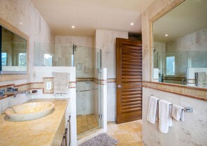 Dusche, Haartrockner, Handtücher