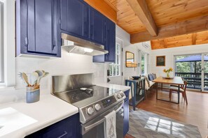 Fridge, microwave, oven, stovetop - Cozy Berkshires Lakefront Cottage! NEW (Tolland)