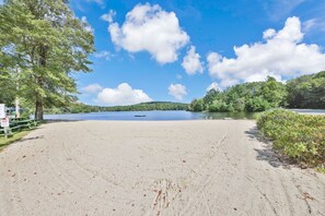 Una spiaggia nelle vicinanze