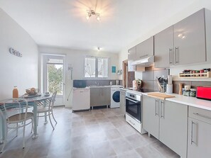 Fridge, microwave, oven, dishwasher - Les Rosiers by Interhome (Arvert)