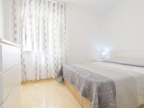 2 chambres, fer et planche à repasser, accès à Internet