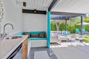 Terrace/patio - Aqua House - Luxury Midcentury Pool Retreat (Palm Springs)