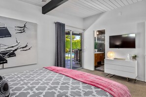 4 bedrooms, iron/ironing board, free WiFi, bed sheets - Aqua House - Luxury Midcentury Pool Retreat (Palm Springs)