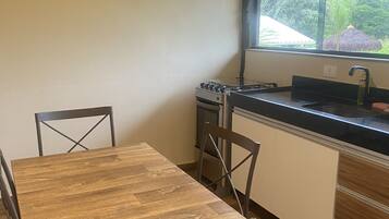 Suíte econômica, 1 quarto | Cozinha privada