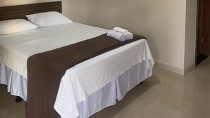 A hotel room with a bed, a ceiling fan, and a light fixture. - Pousada Cachoeira do Sol (Taquaraçu de Minas)