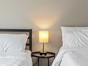 4 bedrooms, iron/ironing board, WiFi, bed sheets