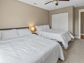 4 bedrooms, iron/ironing board, WiFi, bed sheets - Modern and Spacious Downtown House (Indianapolis)