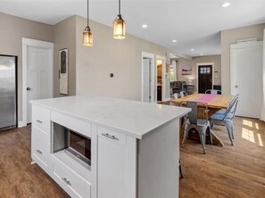 Interior - Modern and Spacious Downtown House (Indianapolis)