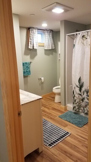 Shower, hair dryer, towels, soap - Wells Maine Vacation Rental Apartment, near Beach . Between Ogunquit & Kenibunk (Wells)