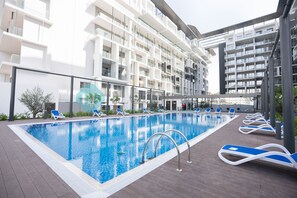 Una piscina al aire libre