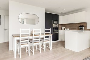 Apartamento | Cocina privada | Frigorífico, microondas, horno y placa de cocina