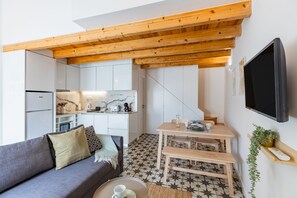 Una televisión de pantalla plana