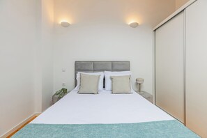Hypo-allergenic bedding, desk, laptop workspace, blackout curtains - Pestana Houses (Porto)