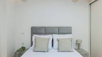 Comfort House | Hypo-allergenic bedding, desk, laptop workspace, blackout drapes