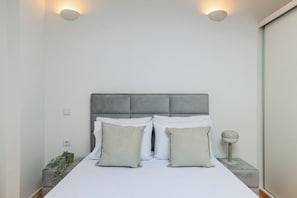 Comfort House | Hypo-allergenic bedding, desk, laptop workspace, blackout curtains - Pestana Houses (Porto)