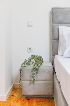 Comfort House | Hypo-allergenic bedding, desk, laptop workspace, blackout drapes - Pestana Houses (Porto)
