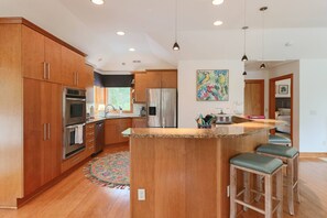 Fridge, microwave, oven, stovetop - K1250 Pink Pearl. Private Pool, Tiki Bar, Hot Tub, Game Room, Foosball Table! (Nags Head)