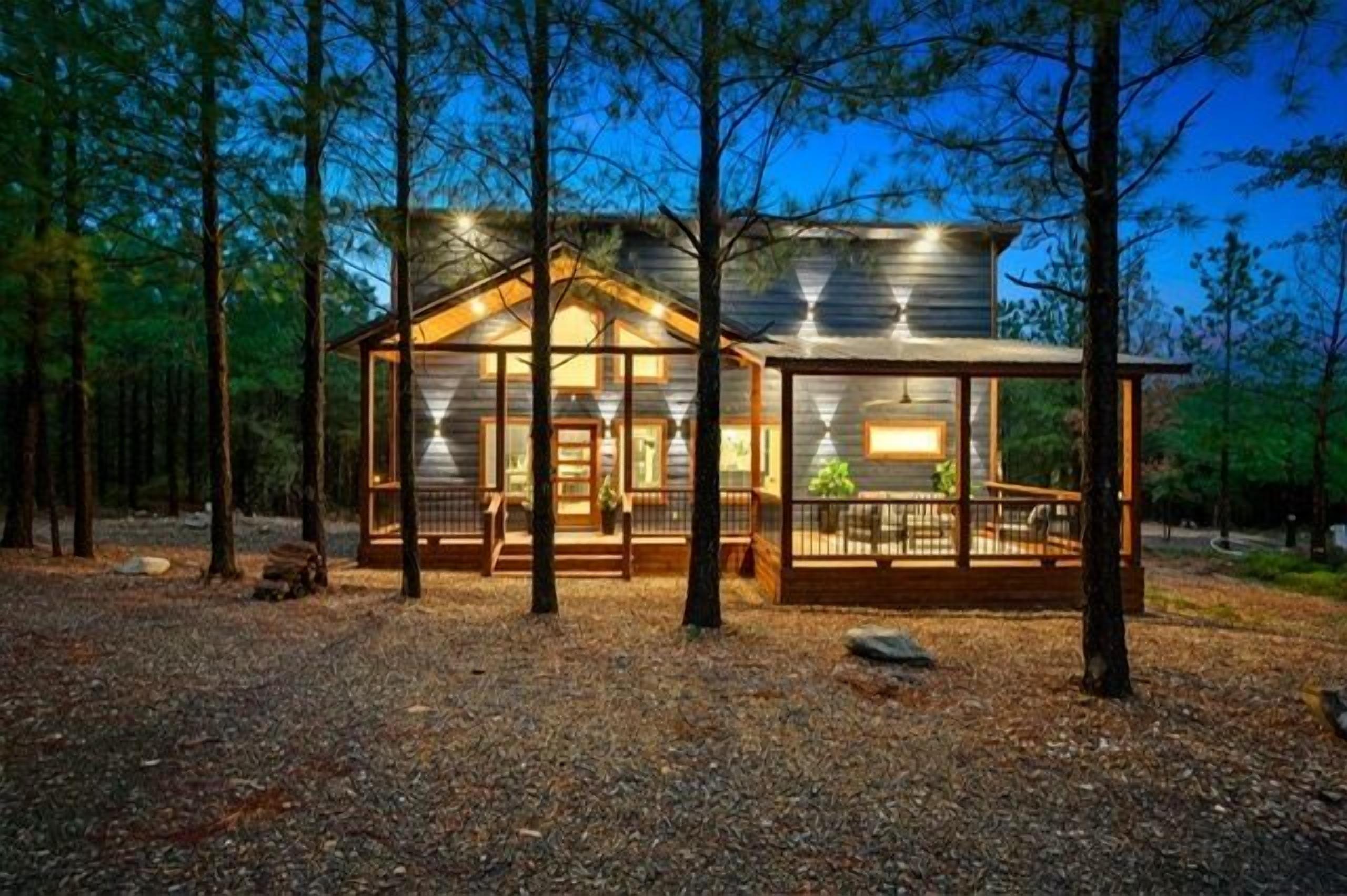 High Luxe, New Construction 1 Bedroom cabin! Hot Tub, fireplace