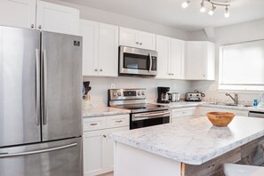 Geladeira, micro-ondas, fogão, lava-louças