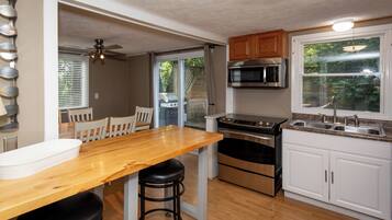 Geladeira, micro-ondas, fogão, cooktop