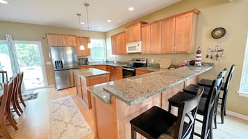 KĂŒhlschrank, Mikrowelle, Ofen, Herdplatte