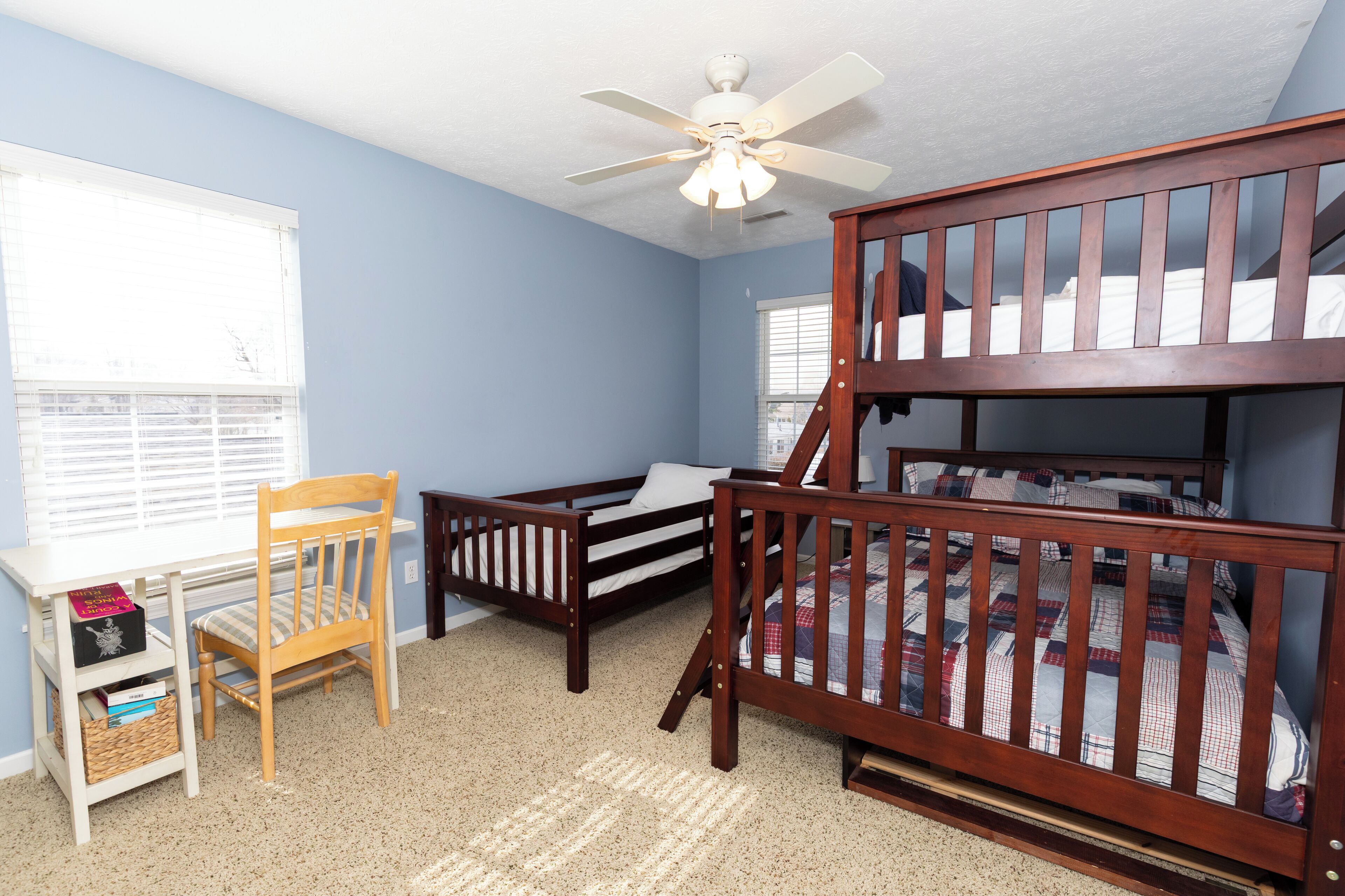 5 habitaciones, escritorio, tabla de planchar con plancha y wifi gratis 