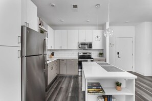 Fridge, microwave, oven, stovetop - CozySuites Spacious 1BR Near Whole Foods (Indianapolis)