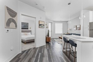 1 غرفة نوم ومكواة/لوح كي وواي فاي وملاءات أسرّة