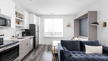 Réfrigérateur, micro-ondes, four, plaque de cuisson