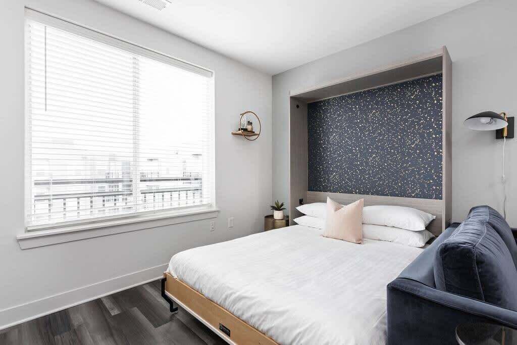 Silitysrauta/-lauta, Wi-Fi, vuodevaatteet