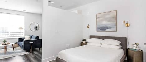 Een strijkplank/strijkijzer, wifi, beddengoed