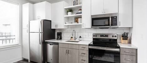 Refrigerador, microondas, horno, placa de cocina