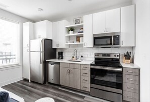 冷蔵庫、電子レンジ、オーブン、コンロ