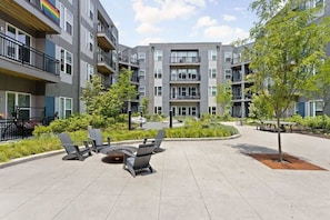 Outdoor dining - Explore Indy from an Urban CozySuites Oasis (Indianapolis)