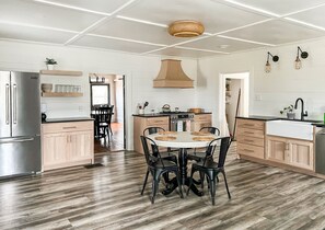 Een koelkast, een magnetron, een oven, een kookplaat